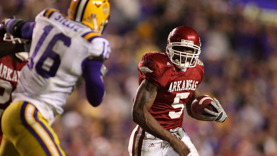 Arkansas Razorbacks tailback Darren McFadden (5) carries against the LSU Tigers