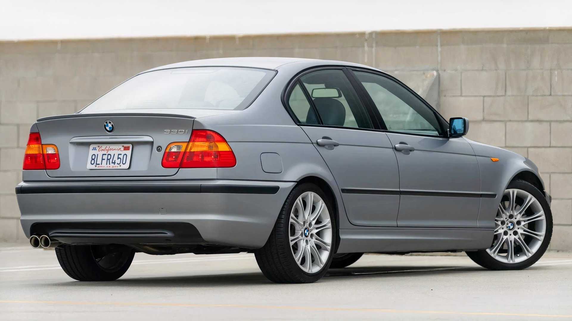 Rear three-quarter view of the BMW 330i ZHP
