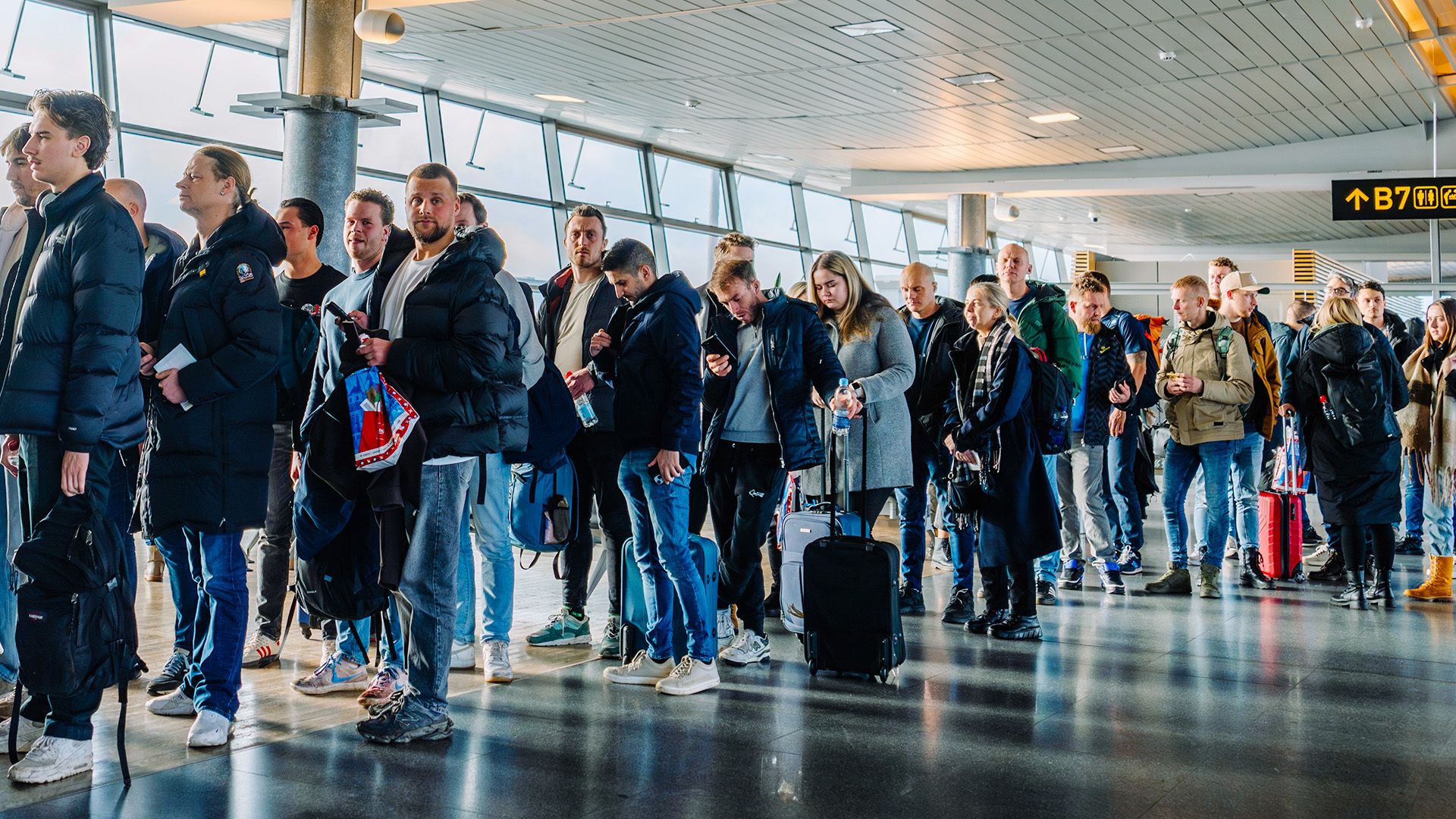U.S. Airports Leave Passengers Scrambling With Over 1,475 Cancellations During Chaotic 24 Hours
