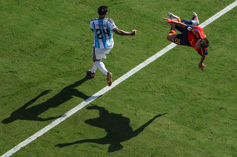 Enzo Fernández was sent off in the second half for a foul on Pau Cubarsi
