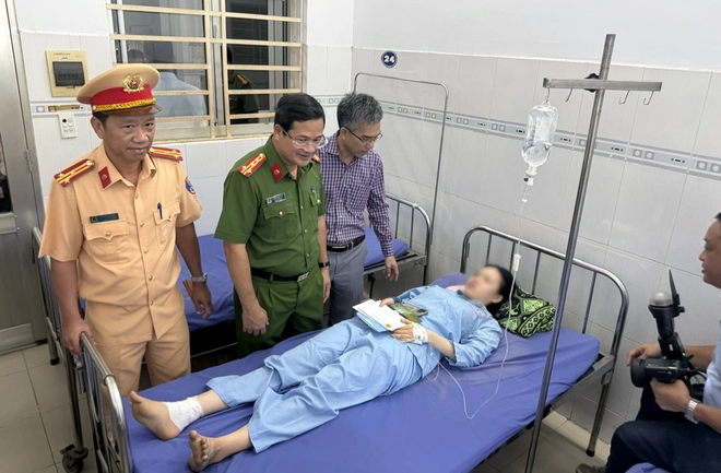 Nữ sinh thoát chết trong vụ cháy xe khách: 'Vừa nhảy xuống, quay lại xe đã cháy phừng phực'