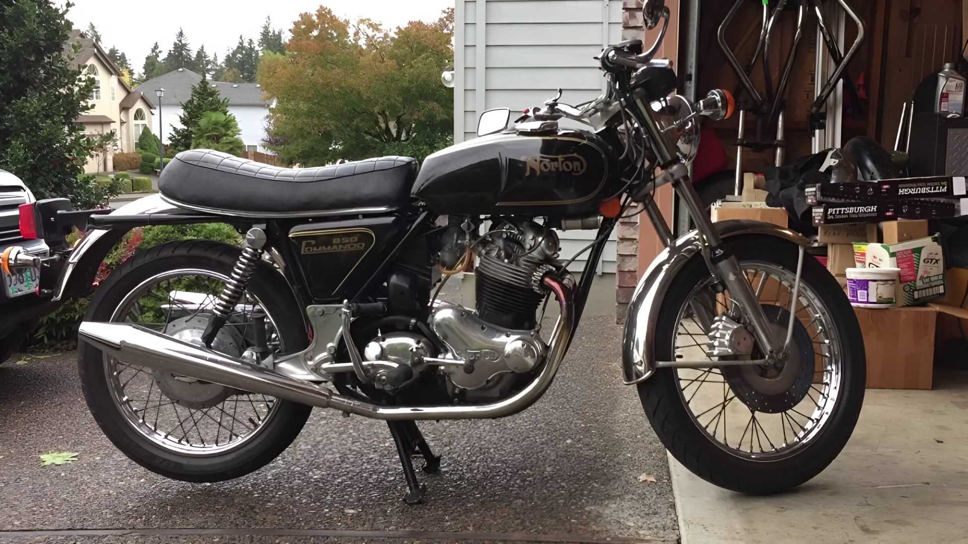 Norton Commando 850 MK 2A side profile view