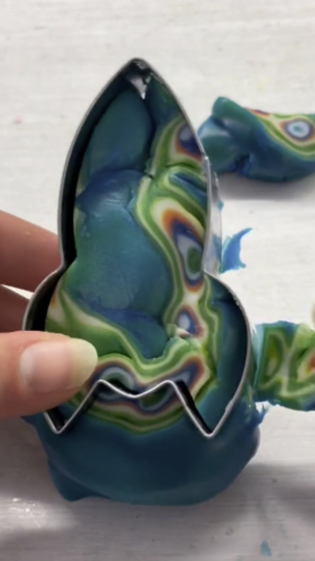 Creative gel object shaping with colorful crafts