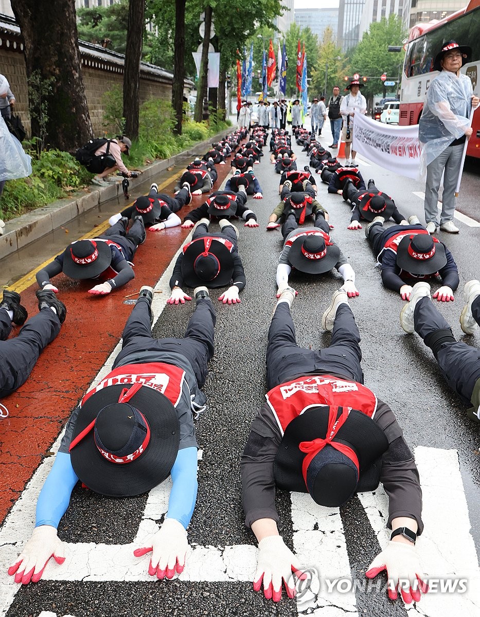 Union's rally against alleged repression of its activities