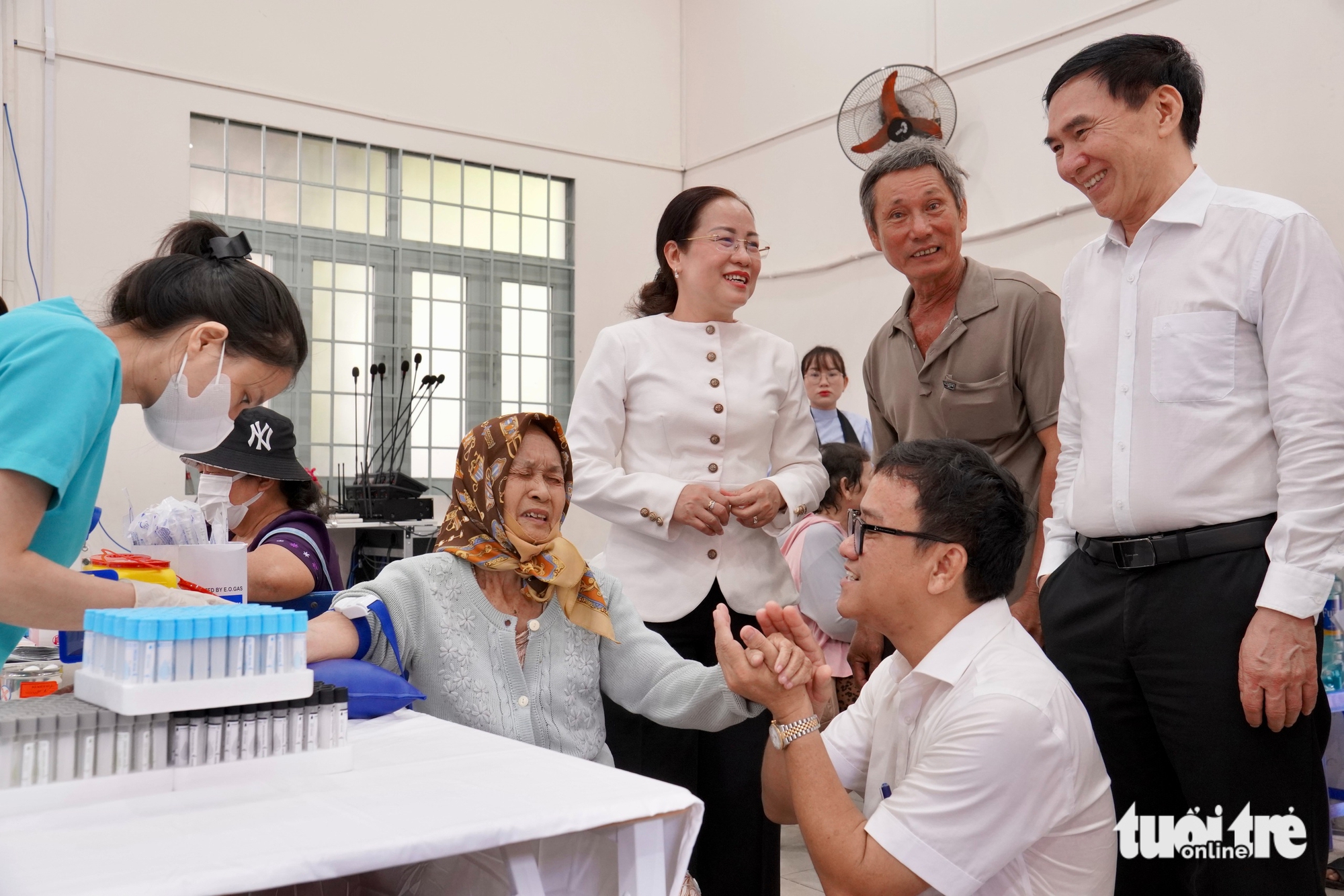 Người dân Bình Quới tập trung khám sức khỏe miễn phí trong chiến dịch 90 ngày