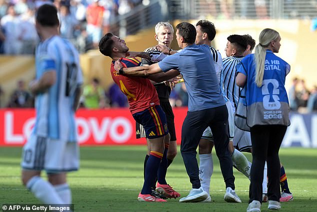 Argentina manager Lionel Scaloni tries to intervene as Paredes clashes with Eric Garcia