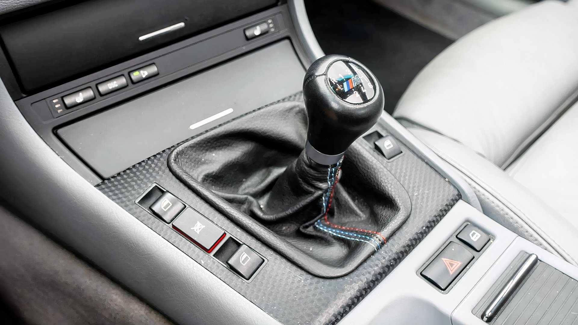 Manual gear shifter in the BMW 330i ZHP