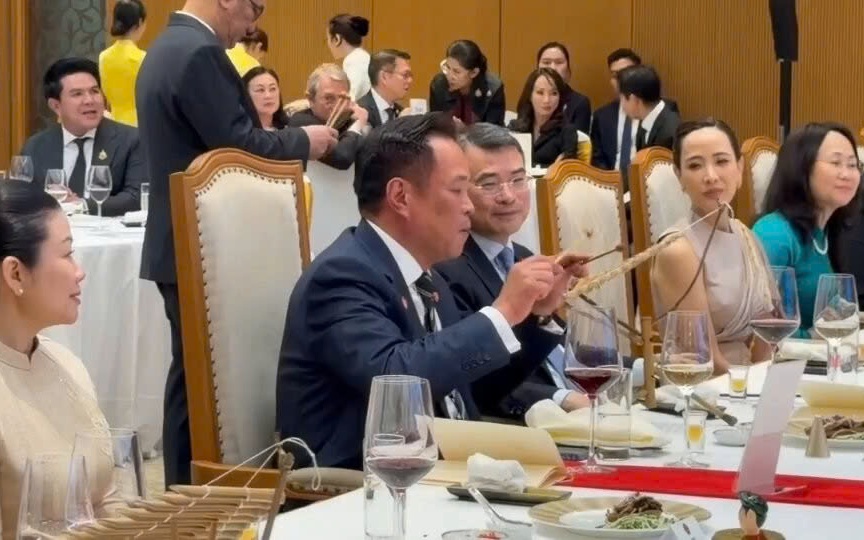 Ngoại giao âm nhạc: Thủ tướng Thái Lan trổ tài ca hát ở Bắc Kinh