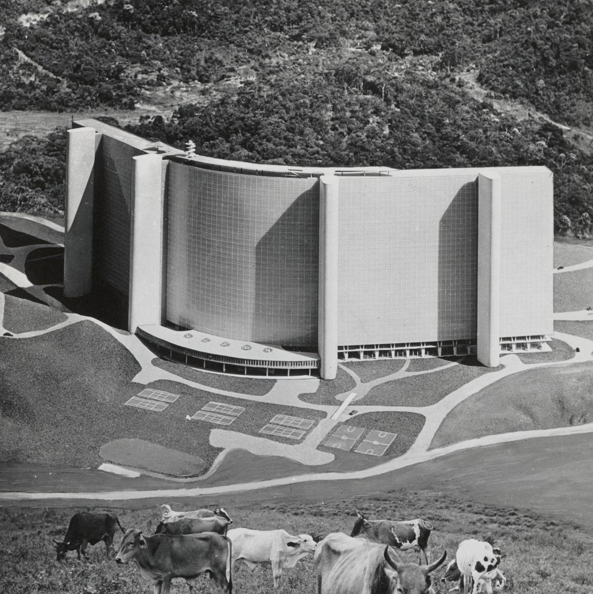 A black-and-white photograph of a model for Quitandinha Hotel by Oscar Niemeyer