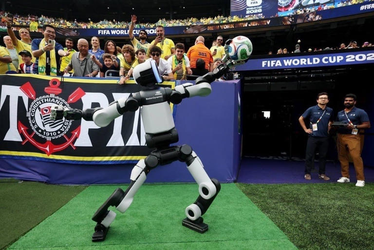 Hyundai Motor Group's robots, 2,160 vehicles at World Cup