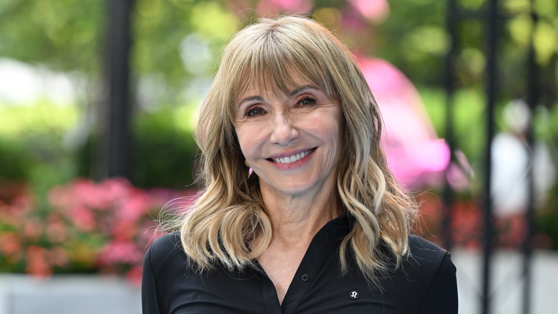 mary-steenburgen-summer-pants-look