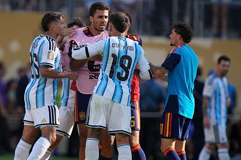 Argentina's Nicolas Otamendi and Nahuel Molina fight with Spain’s Rodri after the World Cup final
