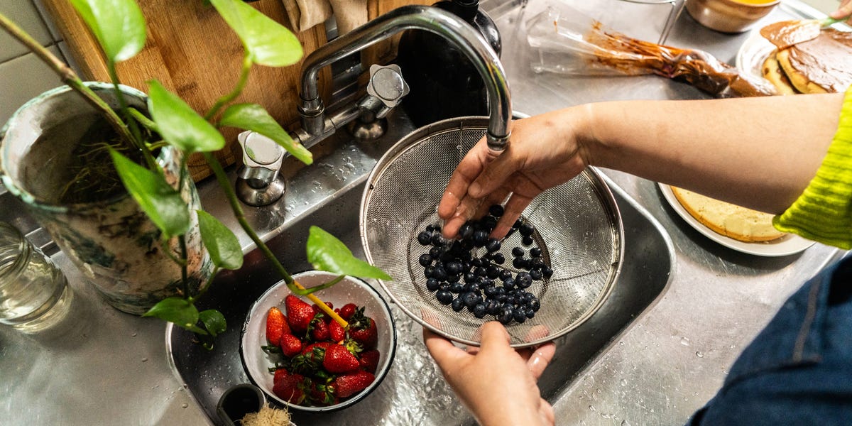 The Easy Way to Wash Fresh Fruit and Veggies