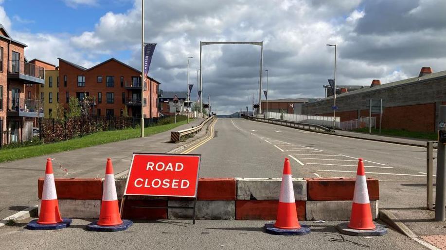 Plans have been submitted to remove the masts from High Orchard Bridge.