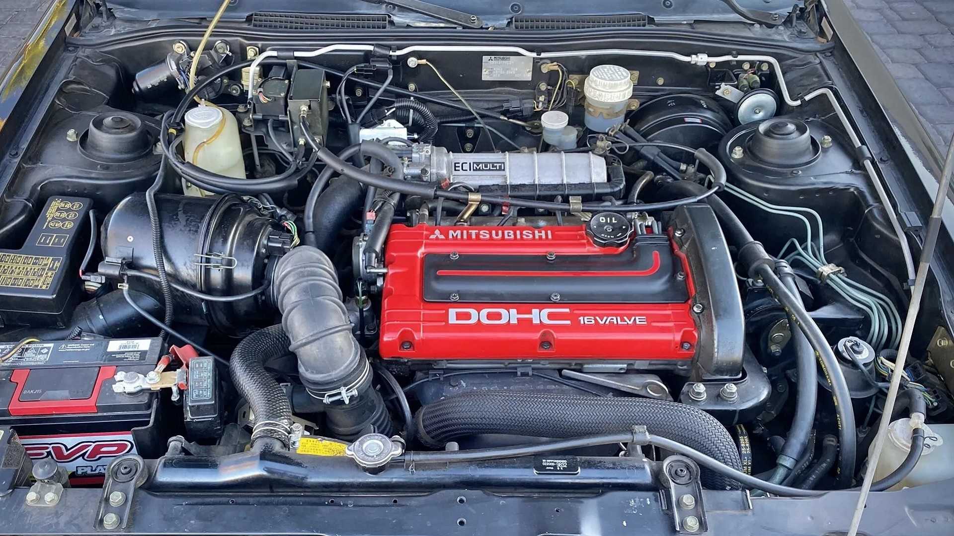 Mitsubishi Galant VR-4 2.0 engine top