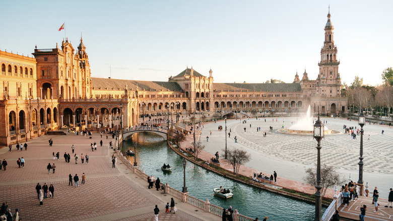 The Unexpected Gesture You Should Avoid Making In Southern Spain, Per Rick Steves