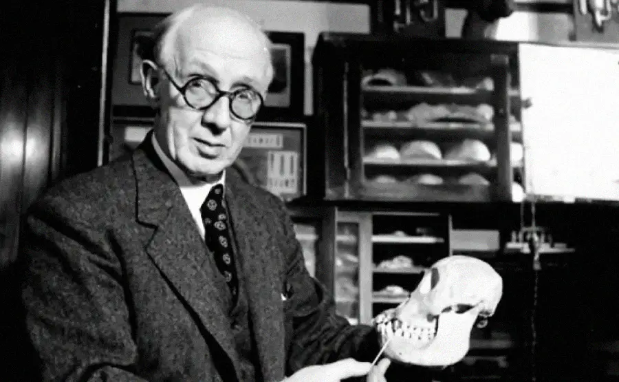 14 famous lies that fooled millions for years