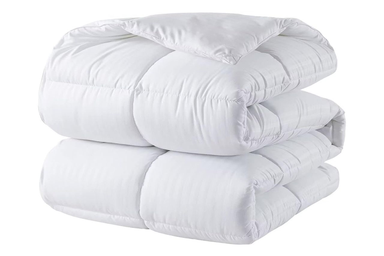 Amazon DOWNCOOL Comforters Queen Size, Duvet Insert, White All Season Duvet, Lightweight Quilt, Down Alternative Hotel Comforter with Corner Tabs (White, Queen 88x92 Inches)