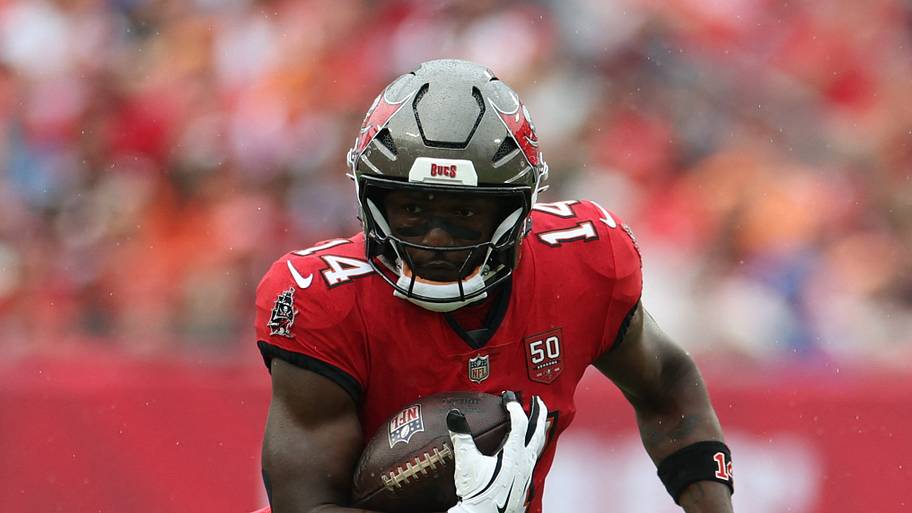 Tampa Bay Buccaneers wide receiver Chris Godwin Jr. (14) runs for a gain during the first quarter