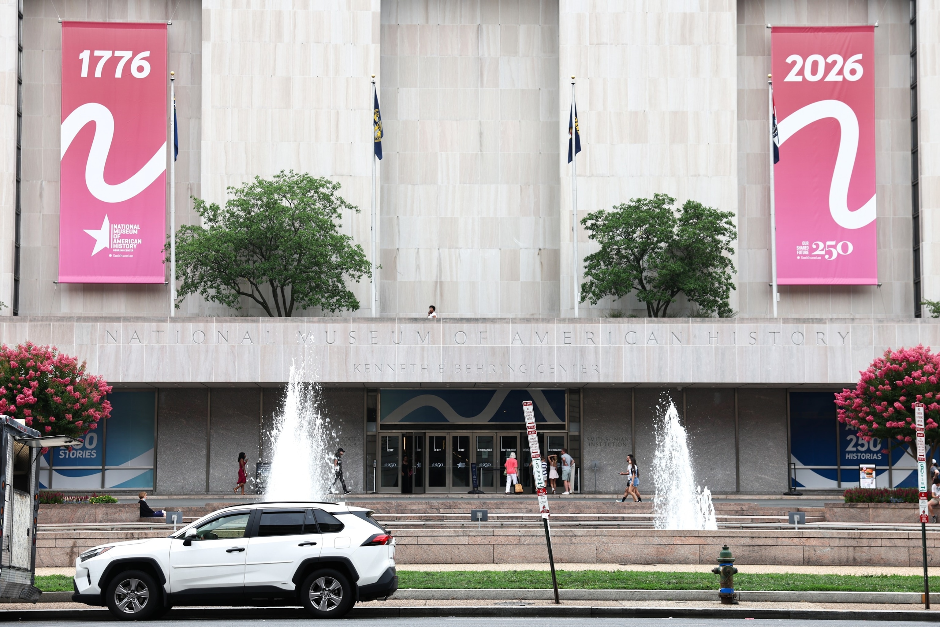 Smithsonian official set to testify amid sharp White House criticism of museum