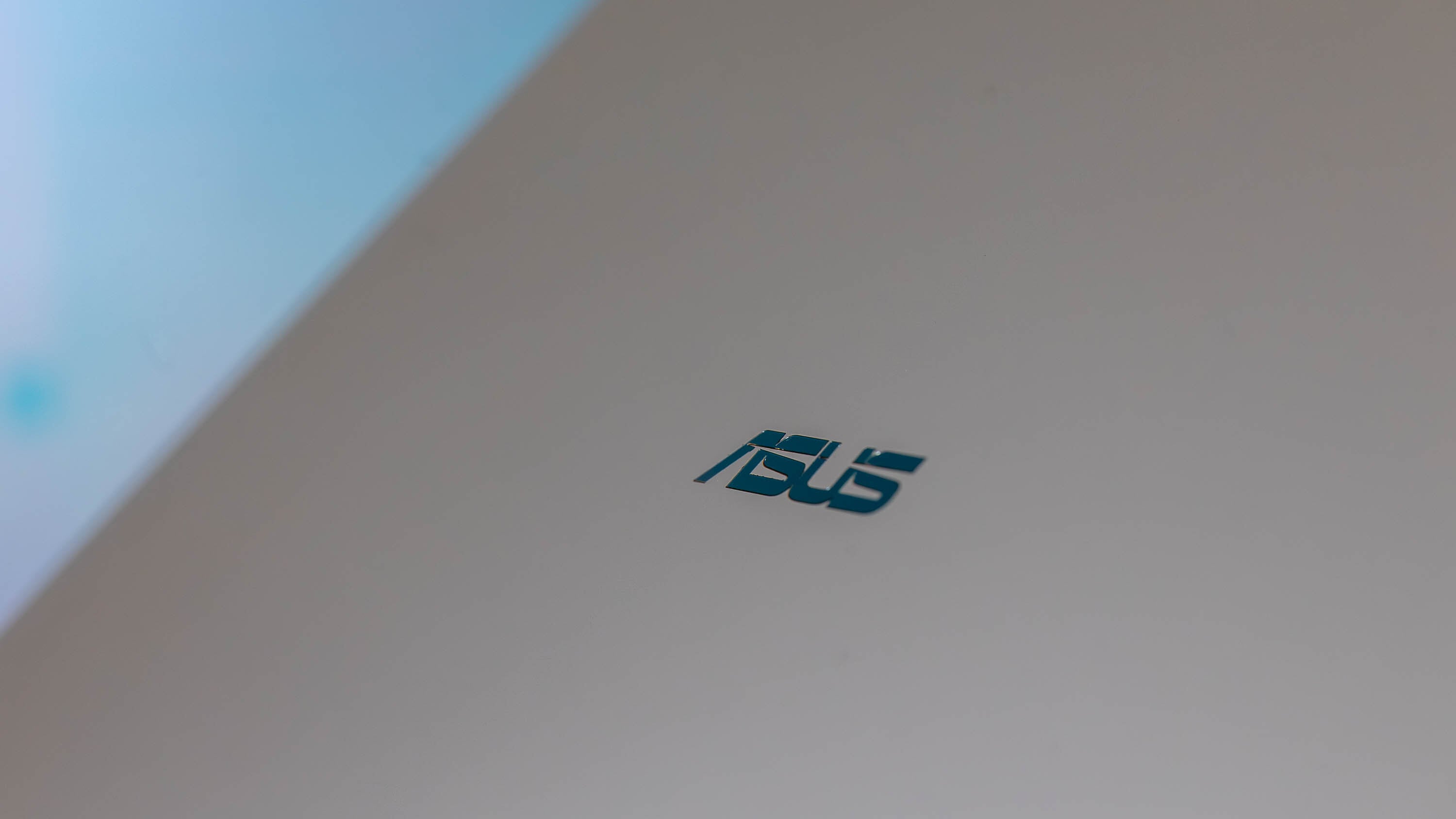 Asus ExpertBook Ultra Review: Elite Performance for the Corner Office