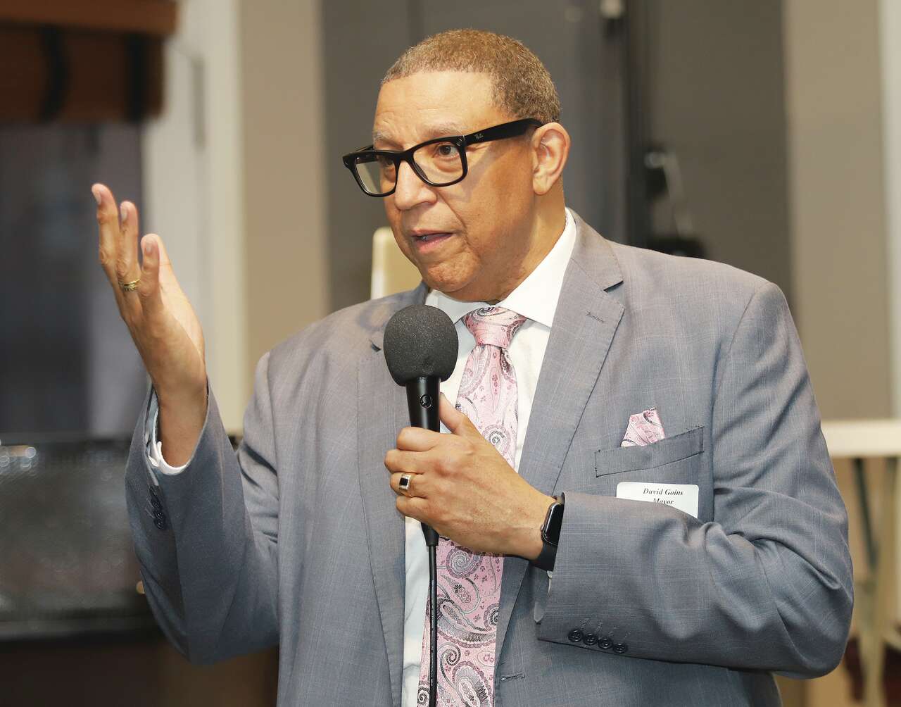 Alton Mayor David Goins returns after a still unexplained absence from meetings
