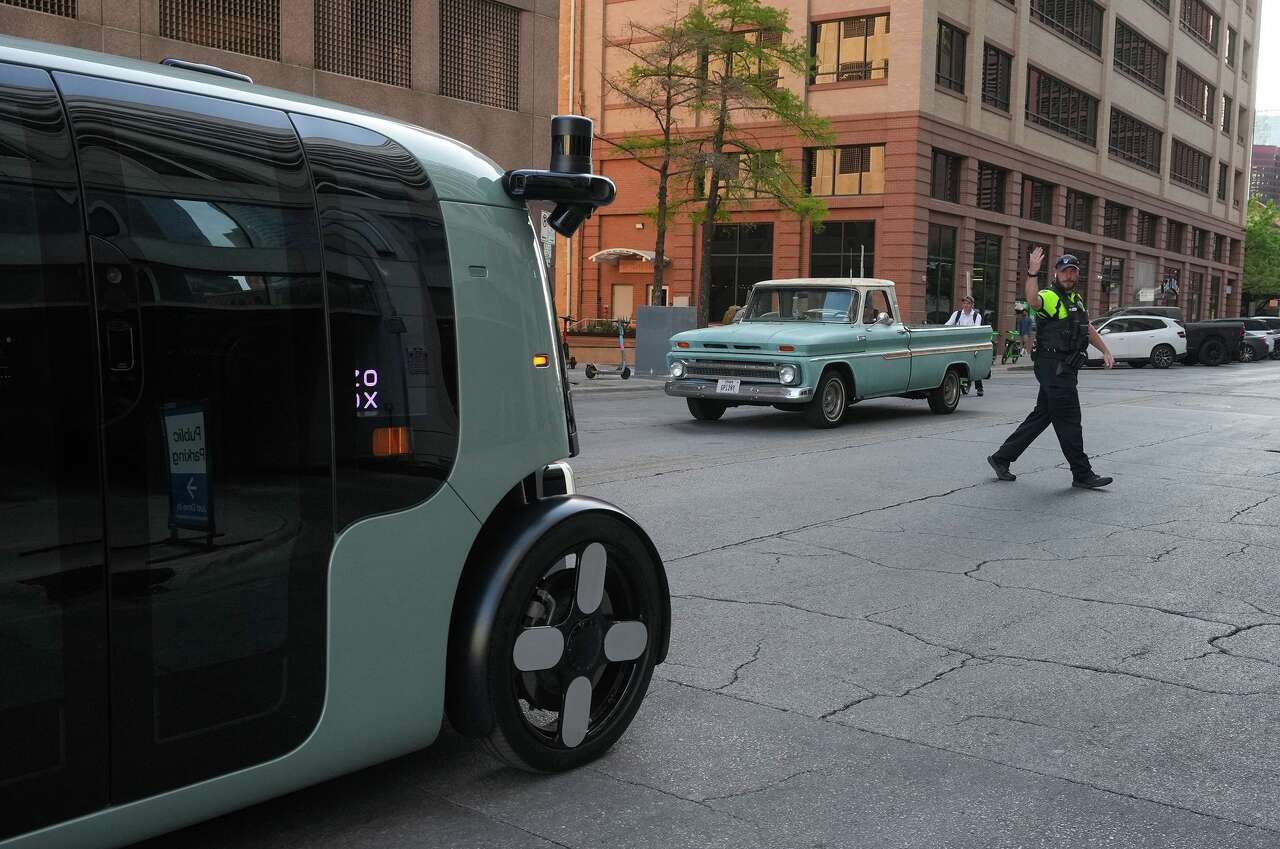 As robotaxis expand in Austin, challenges with first responders highlight limits of local control