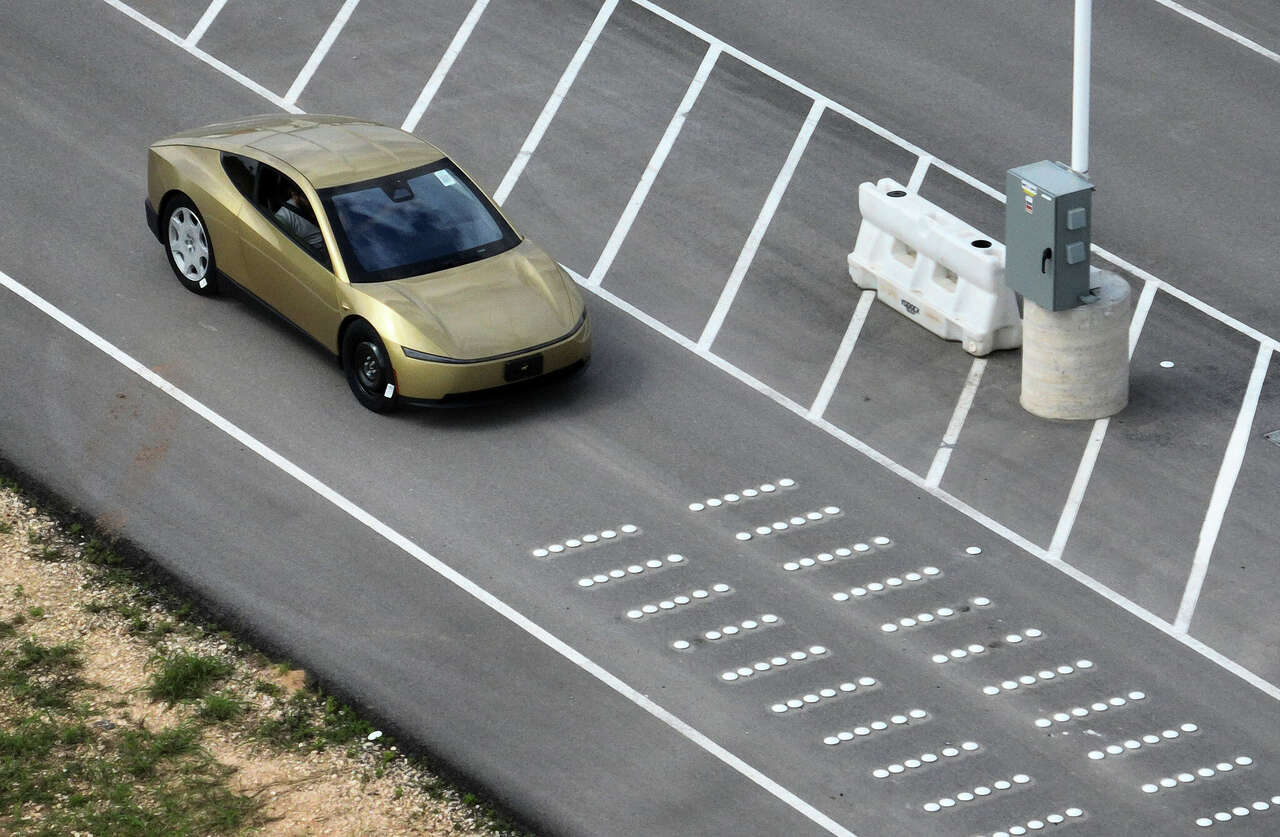 As robotaxis expand in Austin, challenges with first responders highlight limits of local control