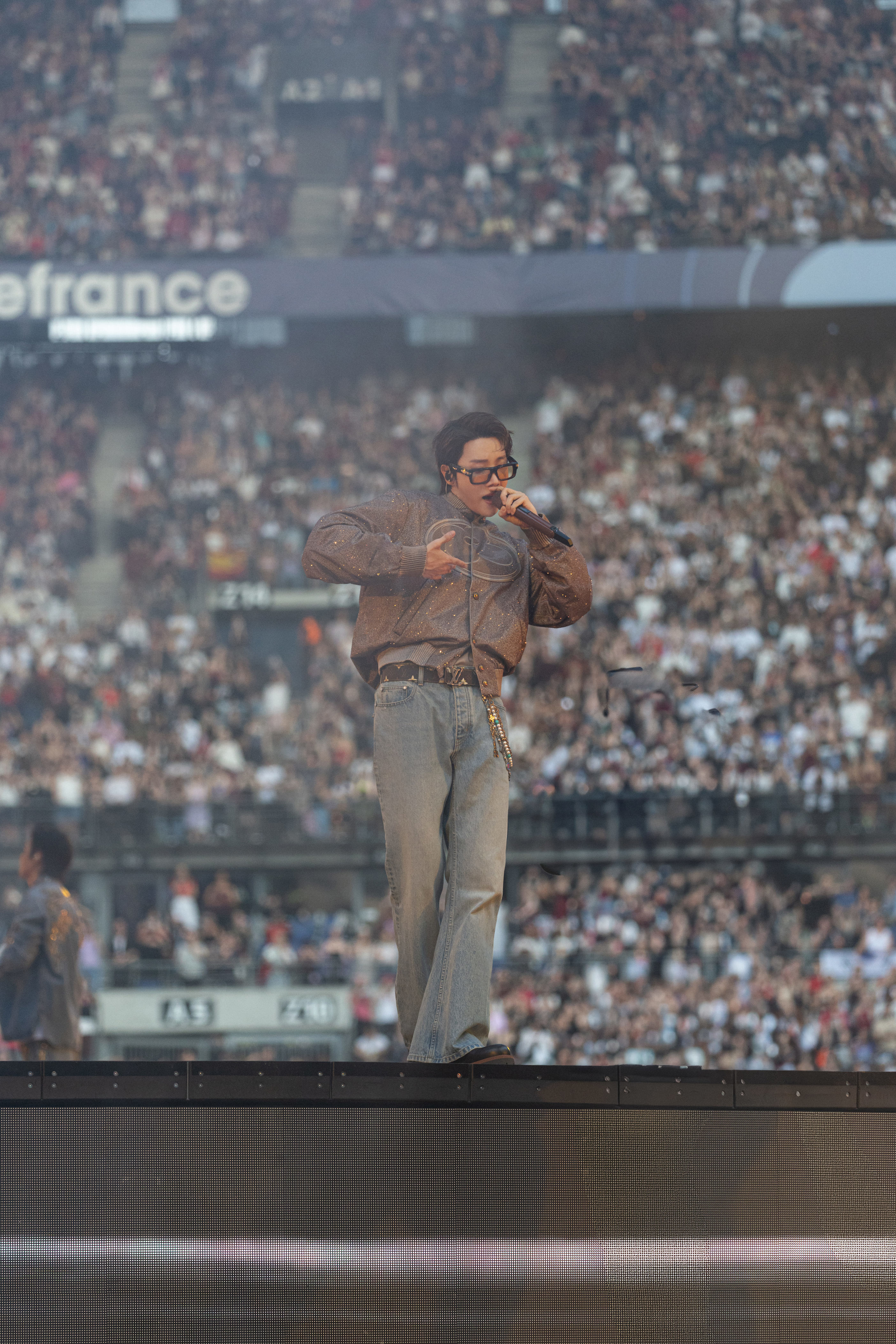 Les fans de BTS n'avaient peut-être pas remarqué ce détail sur les quatre looks de J-Hope à Paris