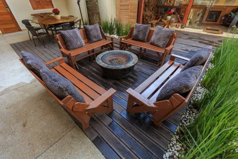 Sunken conversation pits are pulling the fireplace back to the center (Image Credits: Pexels)