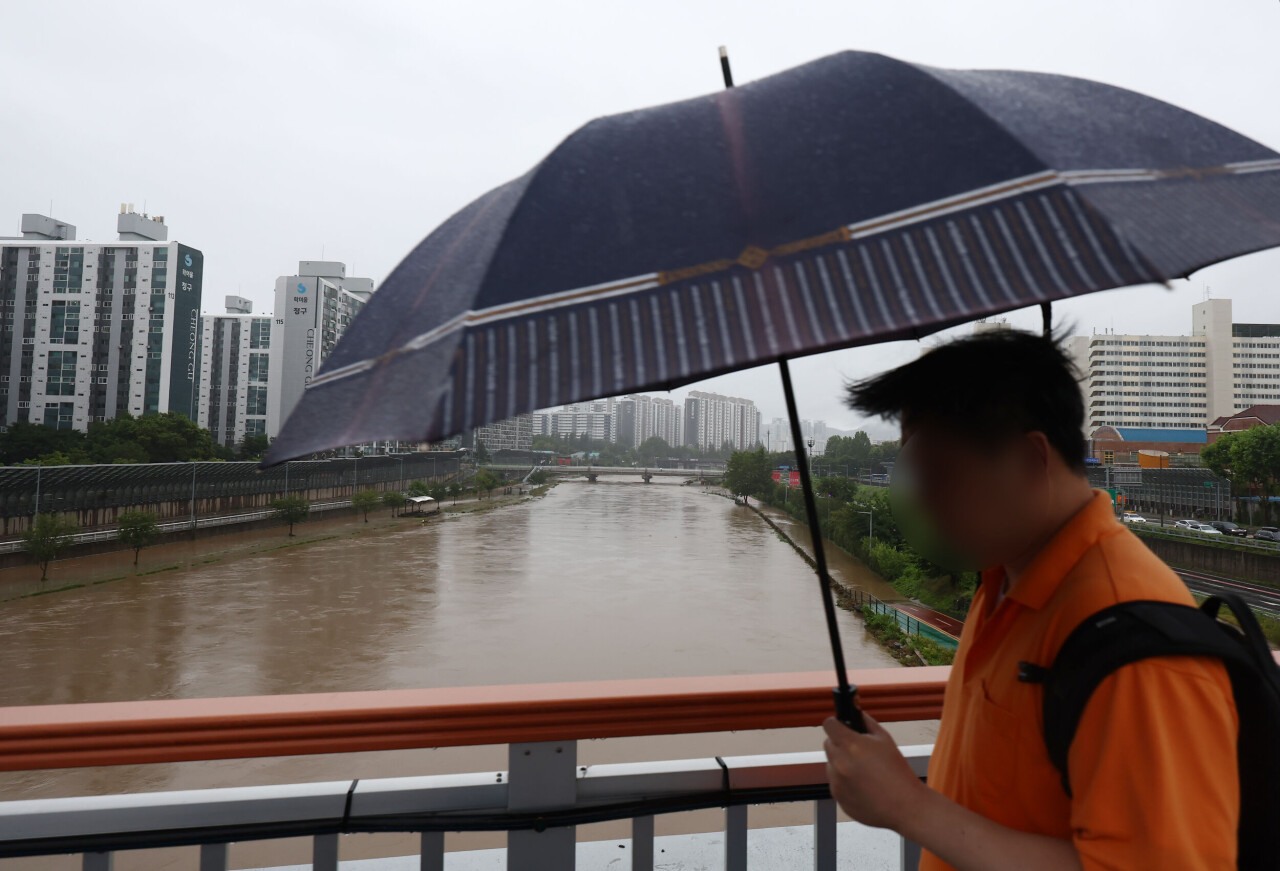 Downpours force Seoul to close access to paths along 29 streams