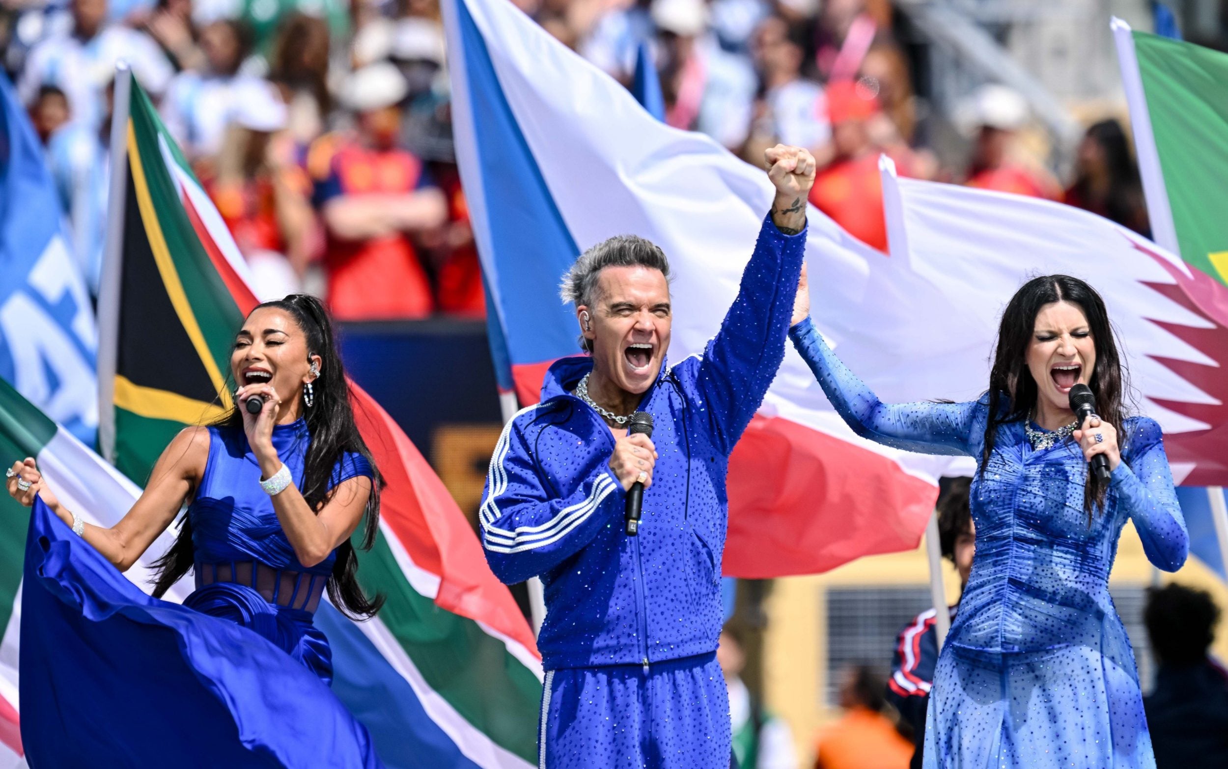 Robbie Williams performed on the pitch with Nicole Scherzinger and Laura Pausini