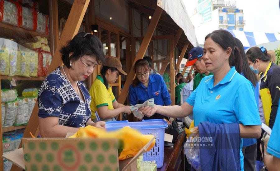 Phiếu mua hàng giúp công nhân giảm gánh nặng chi tiêu