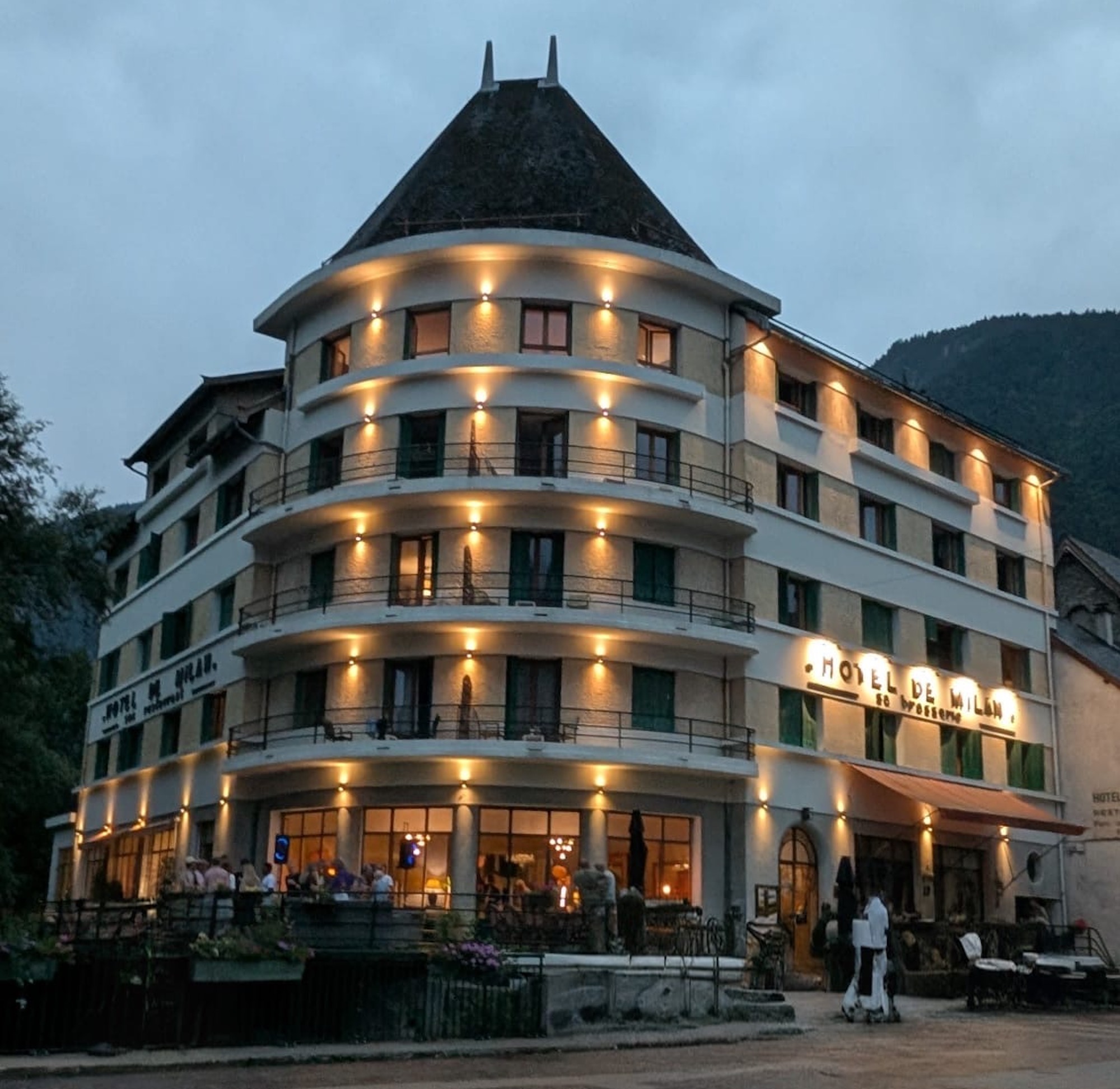 A fully-renovated Hotel de Milan sits in the centre of Bourg d'Oisans and overlooks l'Alpe d'Huez