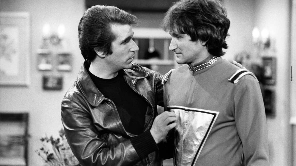 Henry Winkler Meets His Idol Anthony Hopkins: A Joyful Reunion Captured in a Photo
