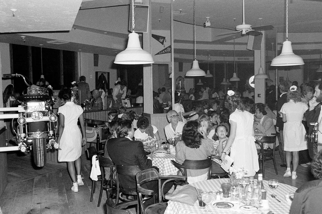 A grim night at LA's last Hard Rock Cafe, where music memories go to die