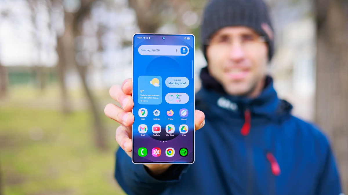 It might be last year's flagship, but this promo brings it back in the spotlight. | Image by PhoneArena