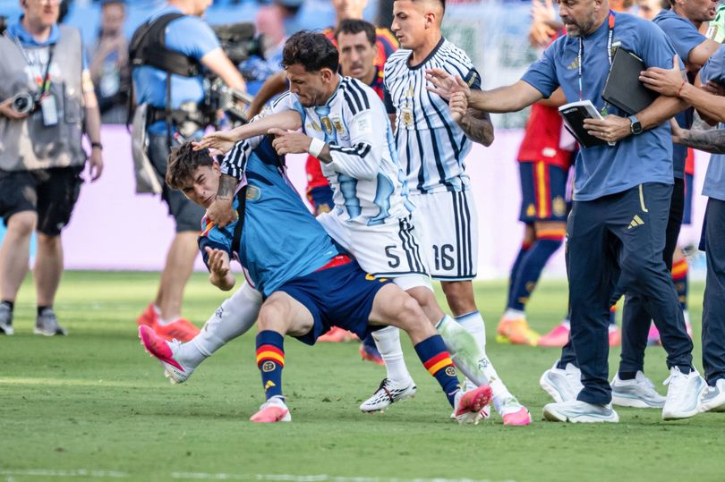 Leandro Paredes of Argentina hits out at Spain's Gavi