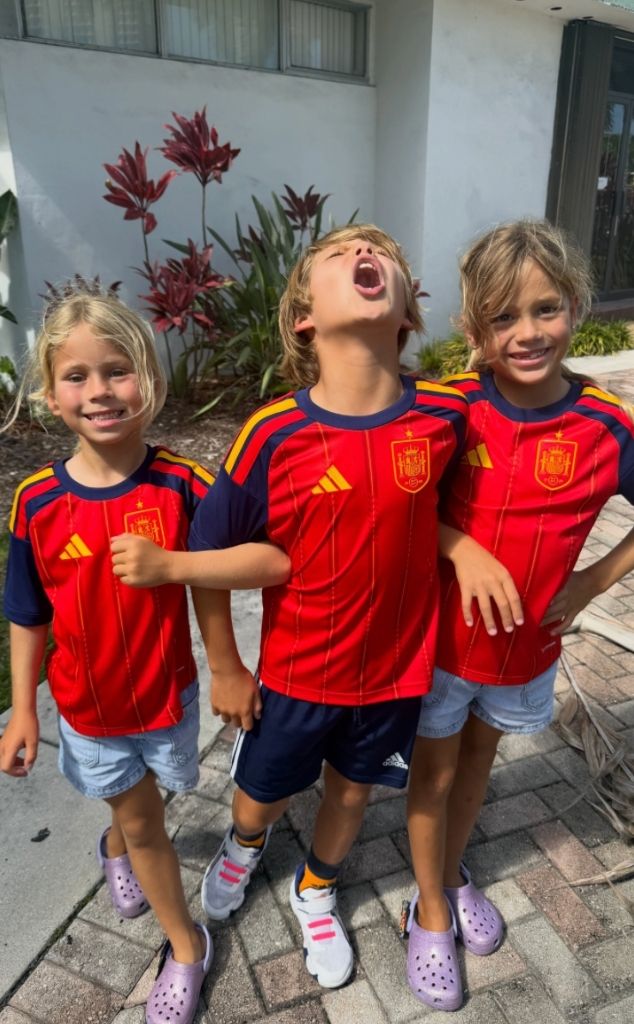 Anna Kournikova Shares Cute Pic of Her, Enrique Iglesias’ 3 Older Kids