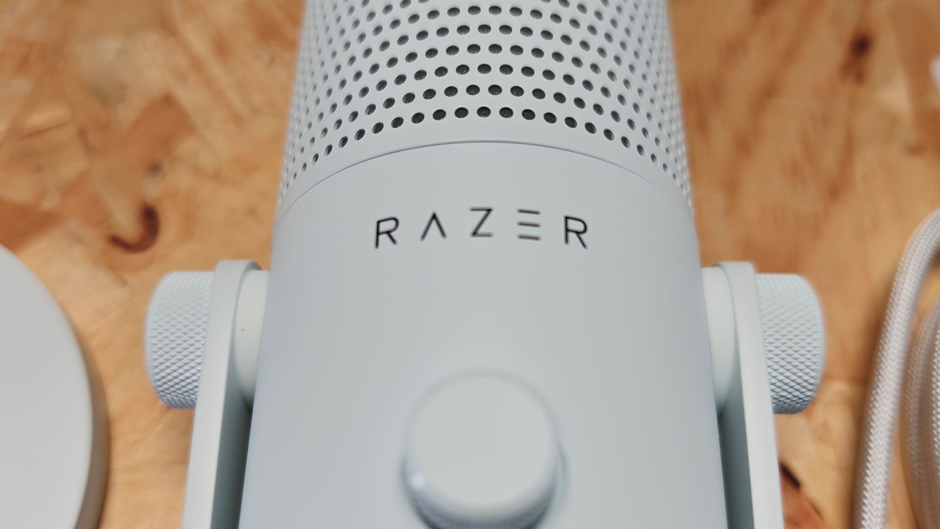 Razer Seiren V3 Chroma 32-Bit DSP Microphone Review