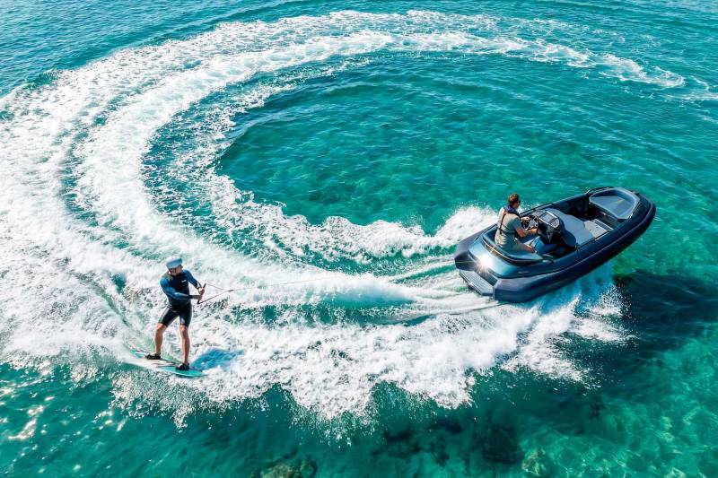 Argos Nautic F-330 is a Pininfarina-designed jet tender