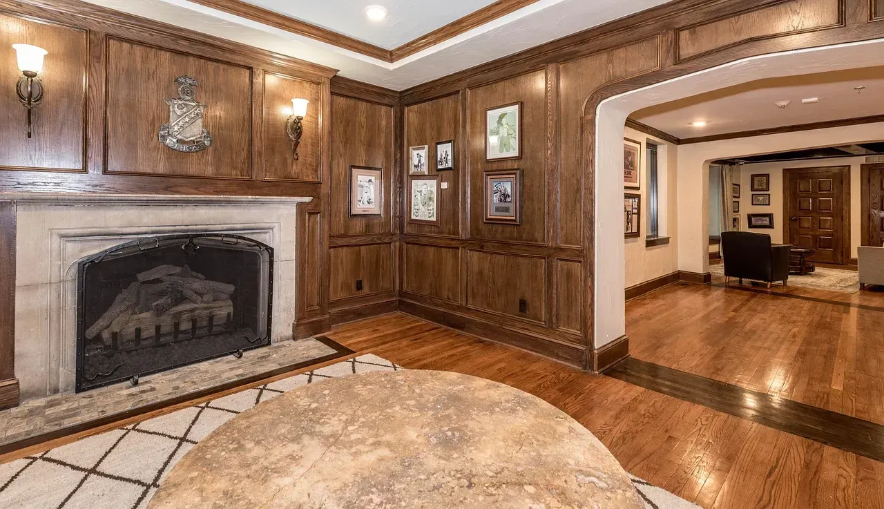 Wood paneling and organic materials frame the hearth again (Image Credits: Pixabay)