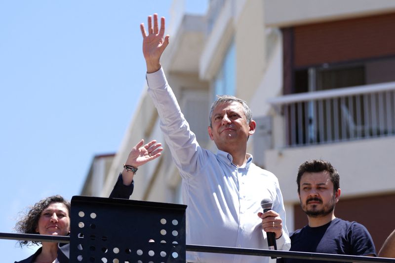 Ousted CHP chairman greets his supporters during a rally in Izmir