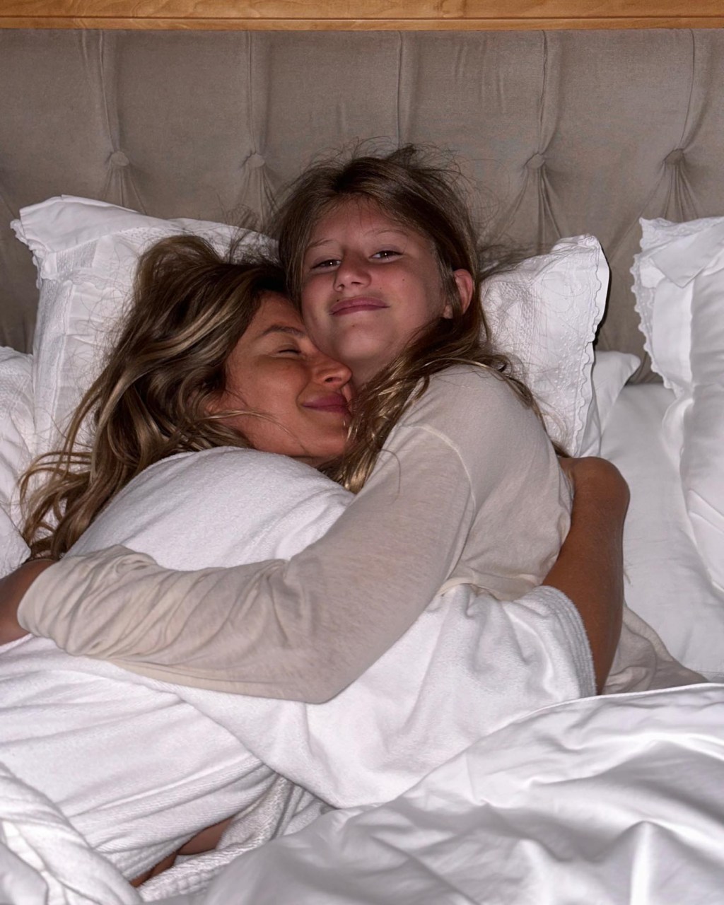 Gisele Bündchen hugging her daughter Vivian in bed.