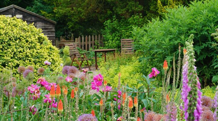 5 tools and gadgets that make summer gardening a breeze