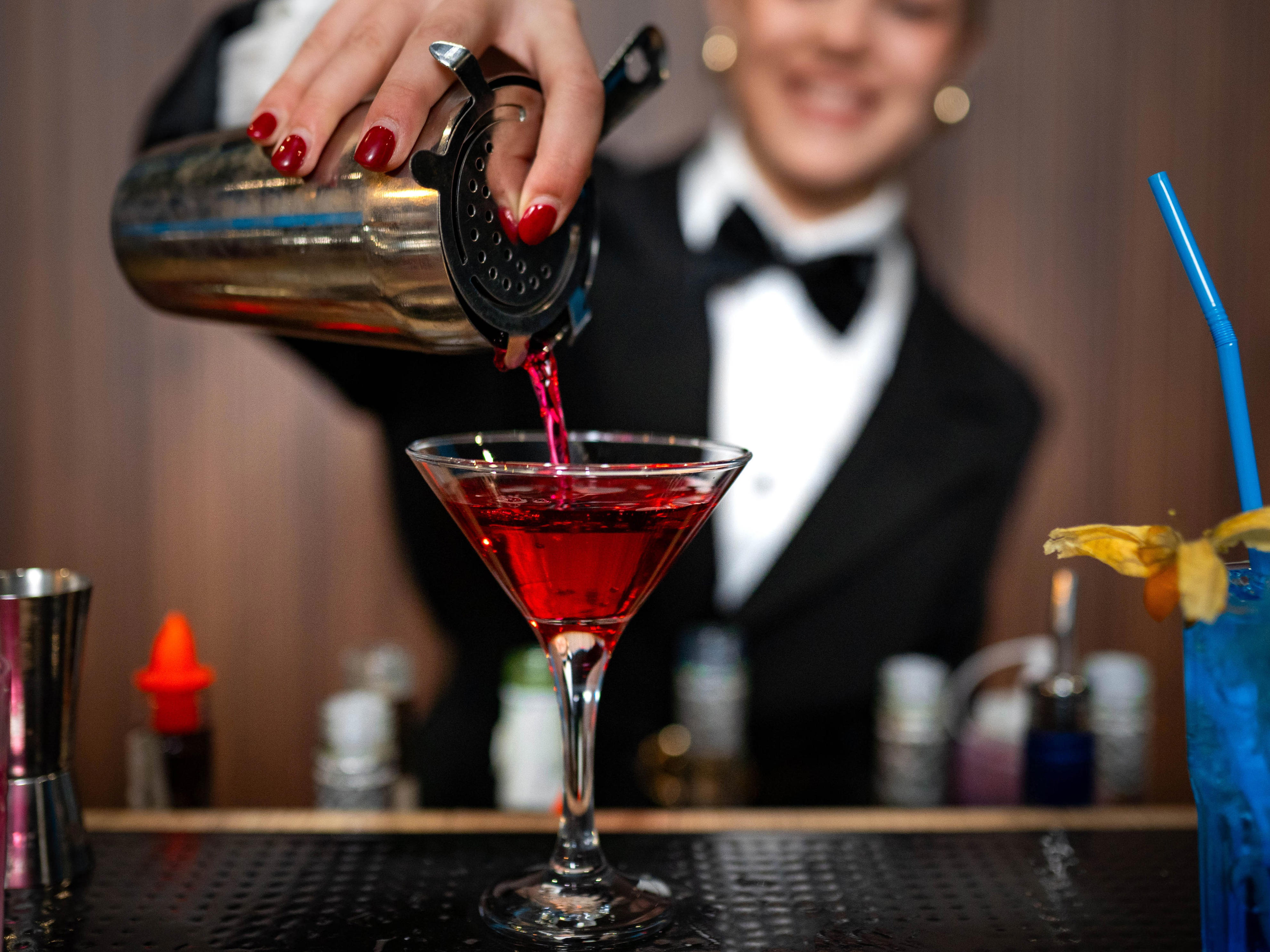 I've been a bartender for over a decade. Here are 10 things I wish customers would stop doing.
