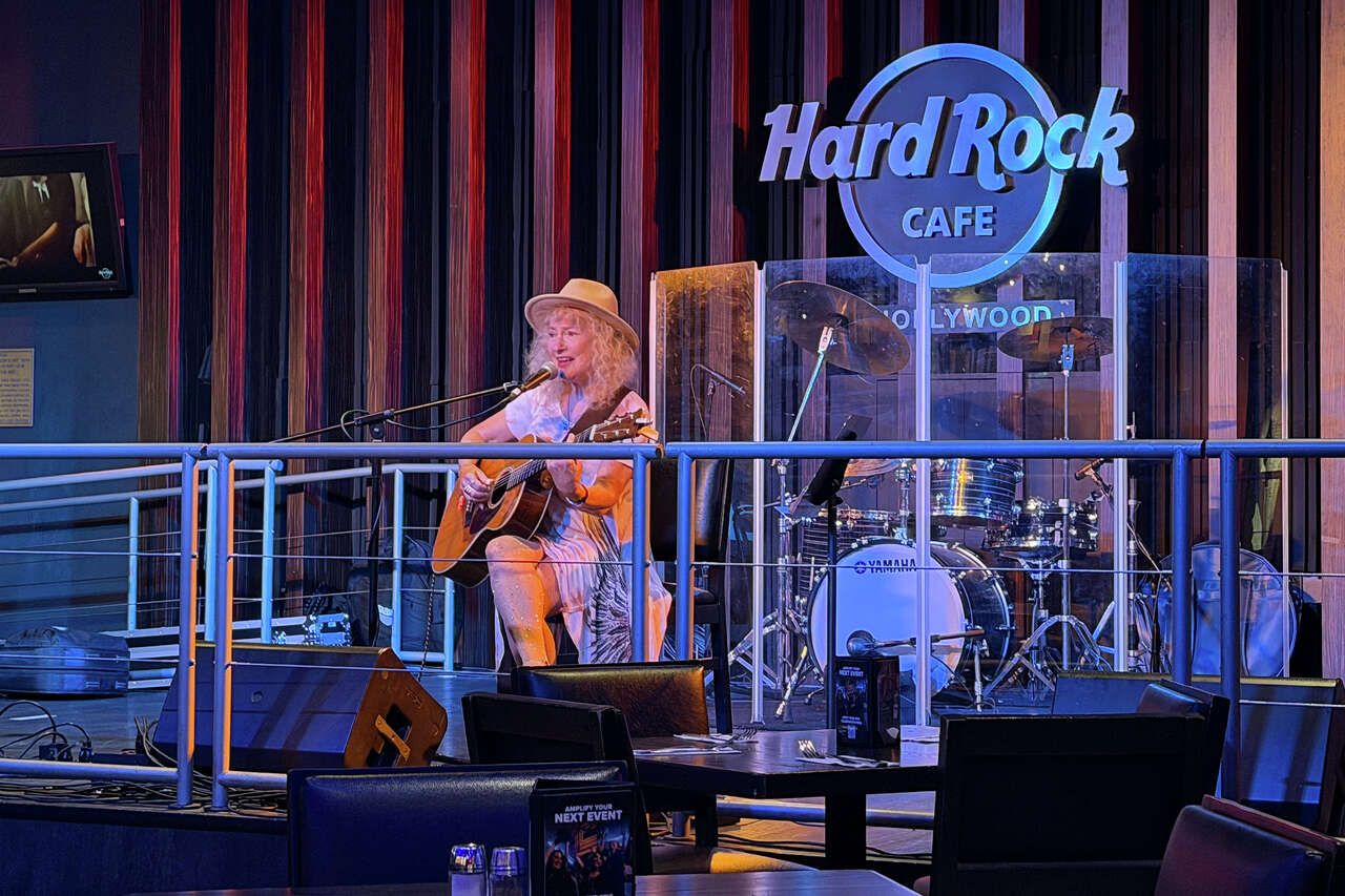 A grim night at LA's last Hard Rock Cafe, where music memories go to die