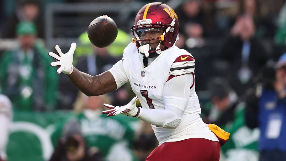 Washington Commanders wide receiver Deebo Samuel (1) makes a catch during the second quarter against the Philadelphia Eagles.