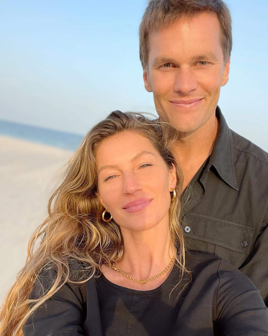 Tom Brady and Gisele Bündchen posing together.