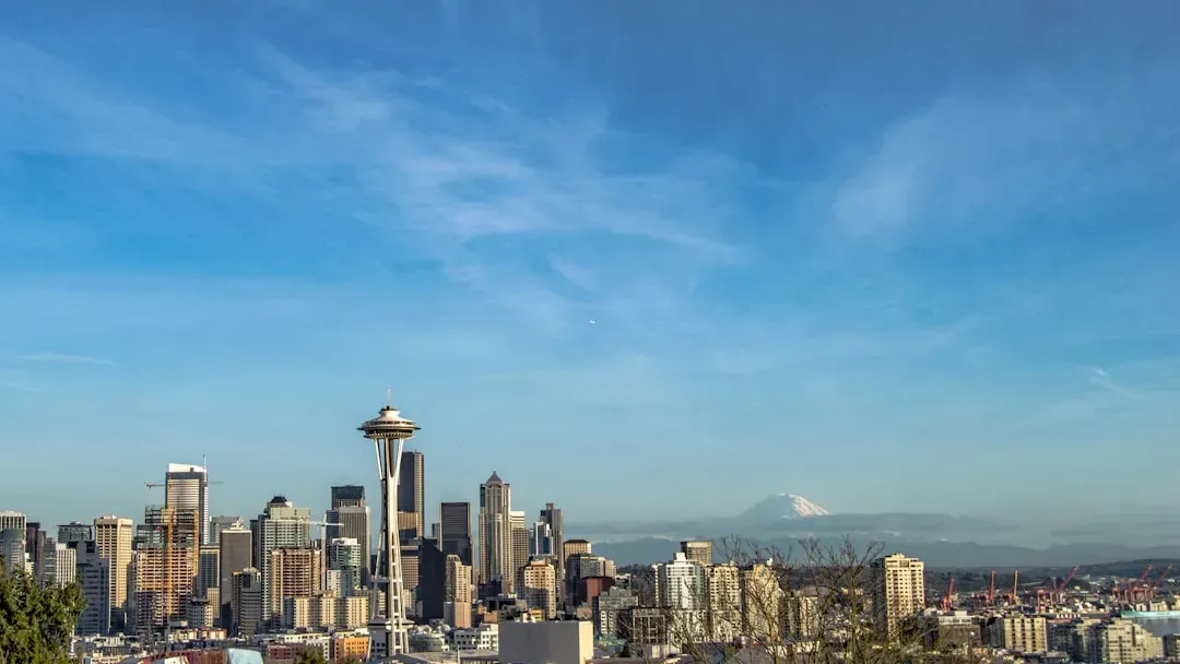 Seattle, Washington: mountains and marine air working together (Image Credits: Unsplash)
